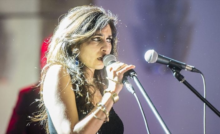 Folk-elektronik müzikleri, sıra dışı vokal anlayışı ile dikkati çeken şarkıcı