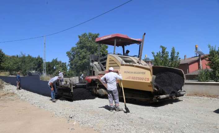 Erzincan Belediyesi Fen İşleri Müdürlüğü ekipleri Yaylabaşı Yerleşkesinde Asfalt serim
