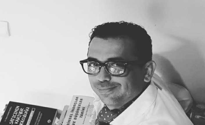 Kadıköy’de bir kafeteryaya giden yazar Melik Karabıyıkoğlu’nun içerisinde son kitabının
