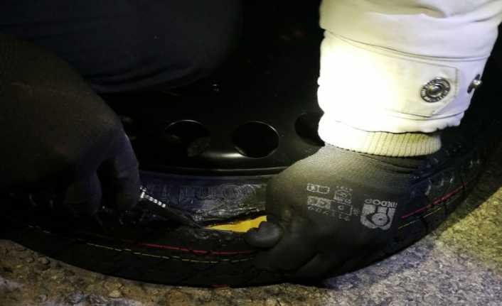 Sivas’ın Suşehri ilçesinde polis ekiplerince yol uygulamasında durdurulan otomobilin yedek