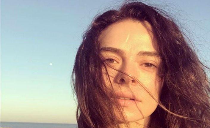 Ünlü oyuncu Özge Özpirinçci’nin 2 yaşındaki yeğenine bakıcı tarafından uygulanan