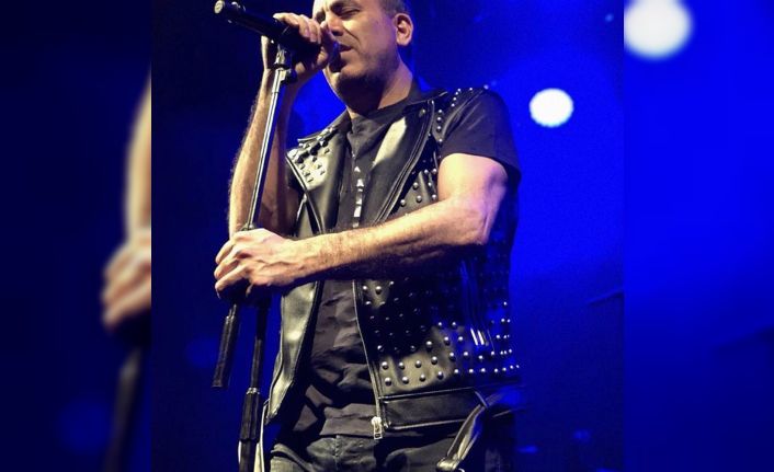 Ünlü sanatçı Haluk Levent, konserlerinde giydiği yeleğini geliri yardım organizasyonlarında