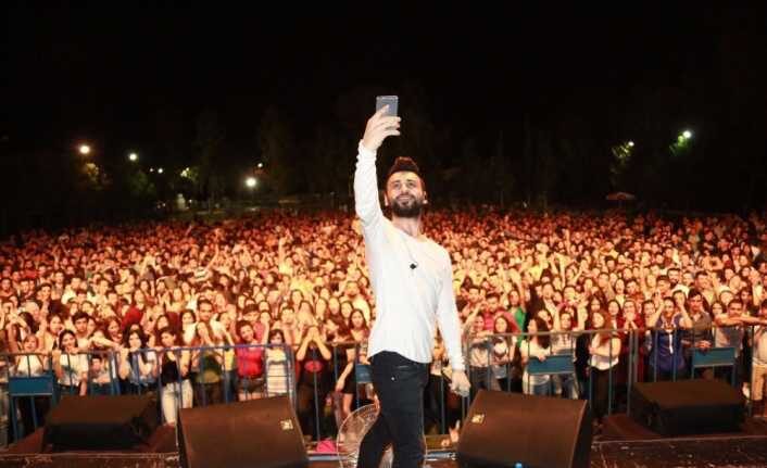 Yeni şarkısı için stüdyoya kapandı Ünlü şarkıcı Emre Kaya yeni şarkısını kaydetmek için stüdyoya girdi.
