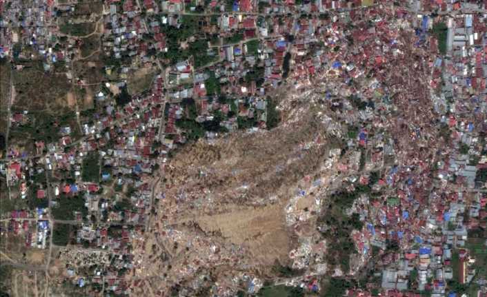 Endonezya’da art arda meydana gelen şiddetli depremlerin ve tsunaminin oluşturduğu