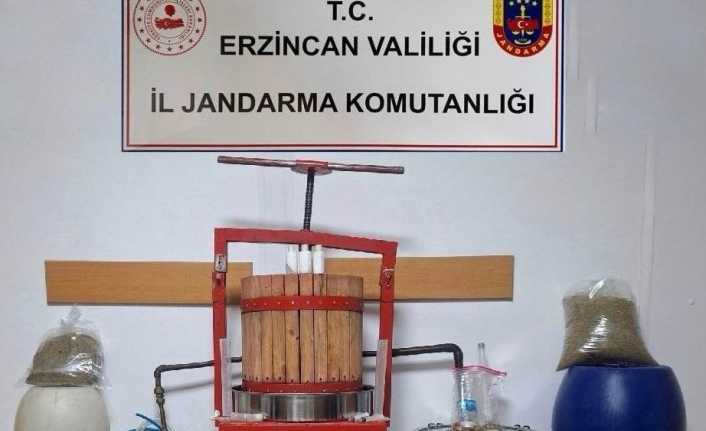 50 litre kaçak/sahte alkol ile sahte alkol yapımında kullanılan malzemeler