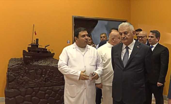 TBMM Başkanı Binali Yıldırım, İstanbul’da bulunan bir çikolata fabrikasını gezerek
