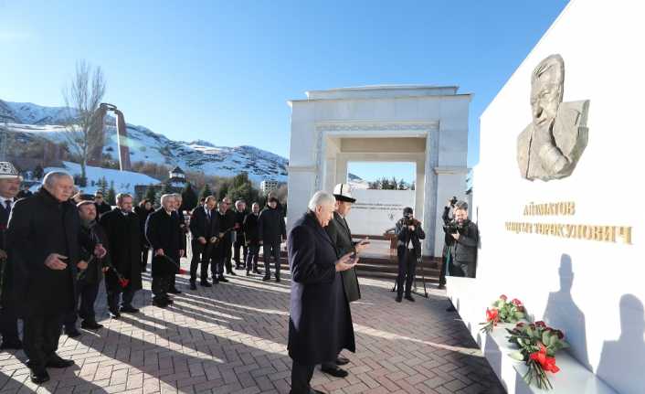 TBMM Başkanı Binali Yıldırım, Kırgızistan temasları kapsamında ünlü yazar Cengiz