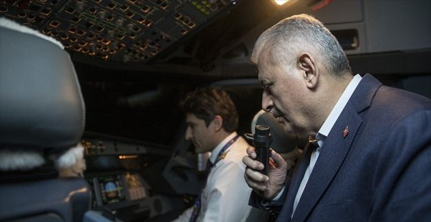 Başbakan Yıldırım, Isparta'dan Ankara'ya dönüş yolunda "TC-IST" uçağının kokpitine girerek,