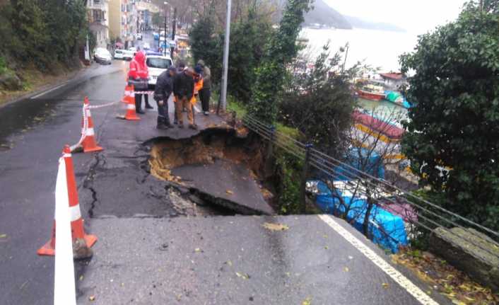 İstanbul Sarıyer’de yoğun yağış nedeniyle yol çöktü. 