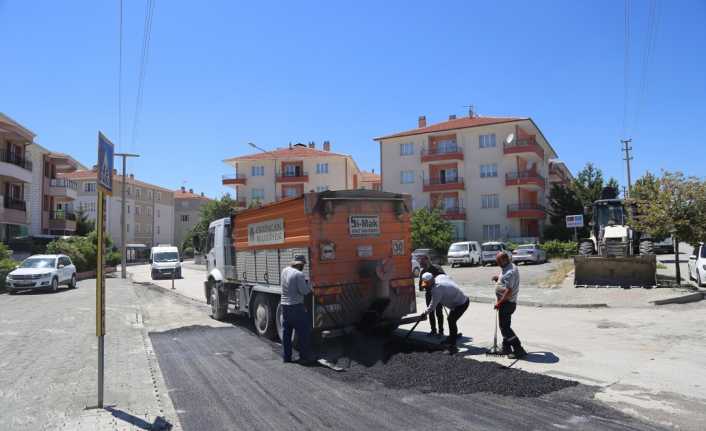 Fen İşleri Müdürlüğü ekipleri tarafından bozuk ve yıpranmış durumdaki yolların