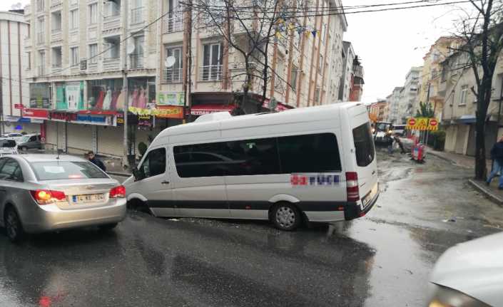 İstanbul Esenyurt’ta yoğun yağış nedeniyle yol çöktü. Seyir halindeki bir