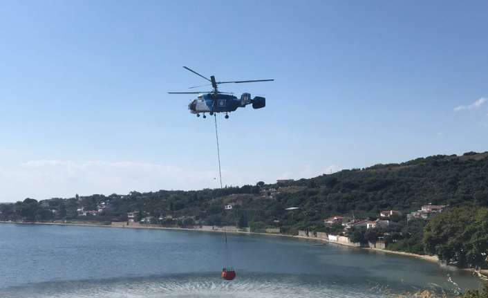 Balıkesir’in Erdek ilçesinde yol kenarında başlayan yangın, rüzgarın etkisiyle ormanlık