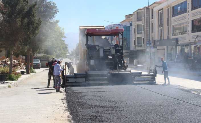 Erzincan Belediyesi şehir genelinde başlatmış olduğu yol yenileme çalışmalarına hızla