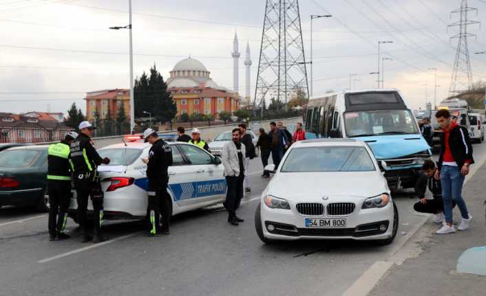 Sakarya’nın Serdivan ilçesinde otomobil ile yolcu minibüsü çarpıştı. Meydana gelen
