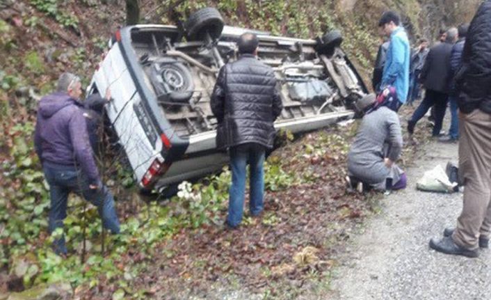Yolcu minibüsü kaza yaptı: 16 yaralı Giresunun Dereli ilçesine yolcu minibüsünün kaza yapması sonucu 16 kişi