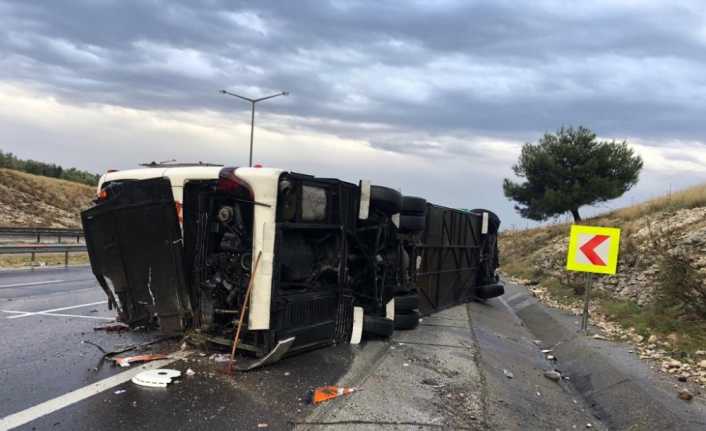 Mersin’in Tarsus ilçesinde yağmurdan dolayı kayganlaşan yolda kontrolden çıkarak devrilen
