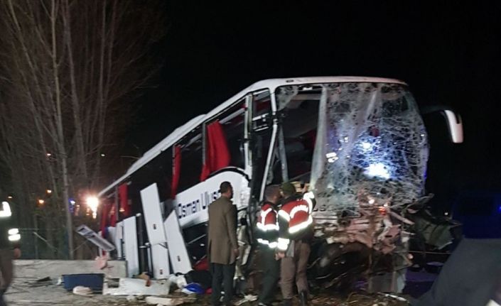 Çorum’un Osmancık ilçesinde kontrolden çıkan yolcu otobüsünün önce yol kenarında