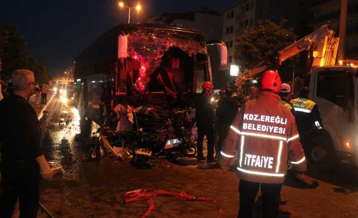 Zonguldak’ın Ereğli ilçesinde şehirlerarası yolcu taşımacılığı yapan otobüs tıra çarptı.