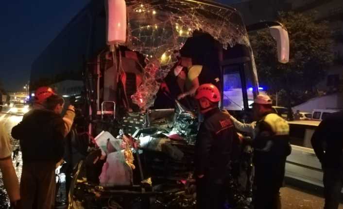 Zonguldak’ta şehirlerarası yolcu otobüsü tıra çarptı, kazada 18 kişi yaralandı.
