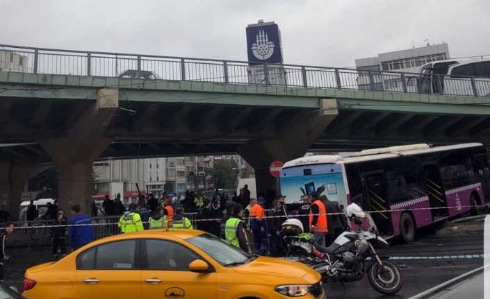 İstanbul Aksaray’da sürücüsünün yağış nedeniyle kayganlaşan yolda hakimiyetini kaybettiği yolcu