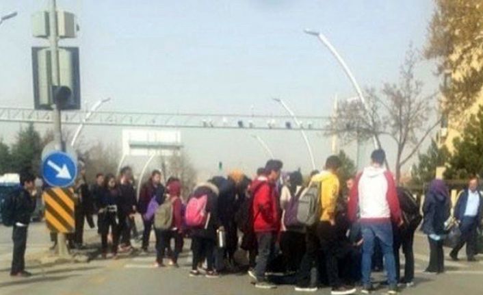 Ankara’da yolun karşıya geçen 2 öğrenci, otomobilin çarpması sonucu yaralandı.