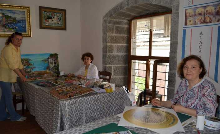 Trabzon’da Ortahisar Halk Eğitim Merkezi bünyesindeki Alacahan’da yörenin mimarisini yansıtan