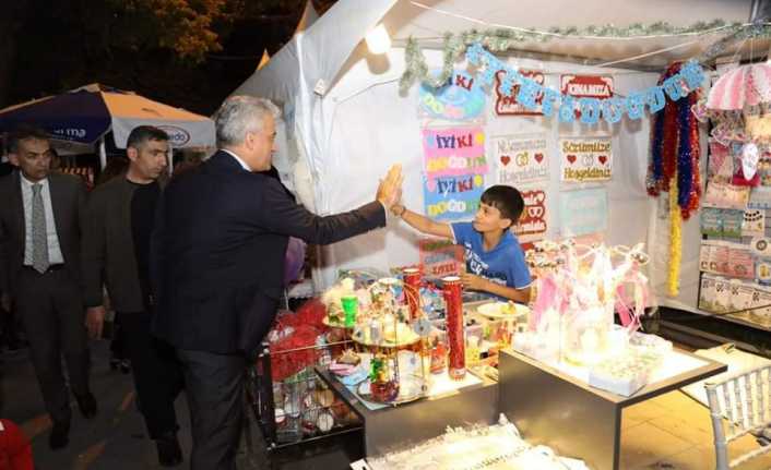 Barış Manço Parkında kurulu bulunan Yöresel Ürünler Fuarı'nı ziyaret ettiler.
