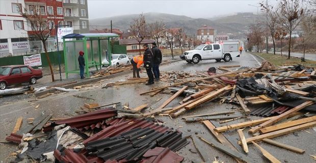 Yozgat'ta şiddetli rüzgar ve dolu nedeniyle bir apartmanın ve bir