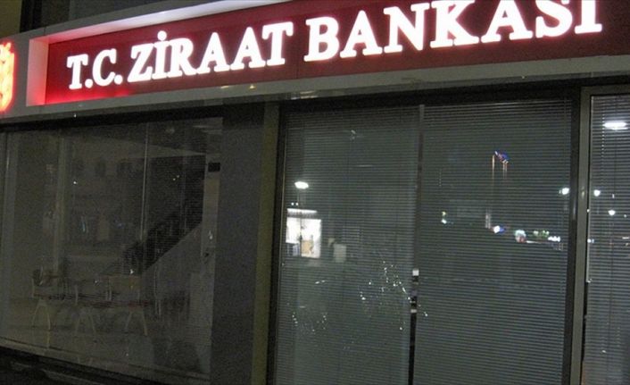 Yunanistan Gümülicne'de bulunan Ziraat Bankası şubesine taşlı saldırıda bulunuldu.