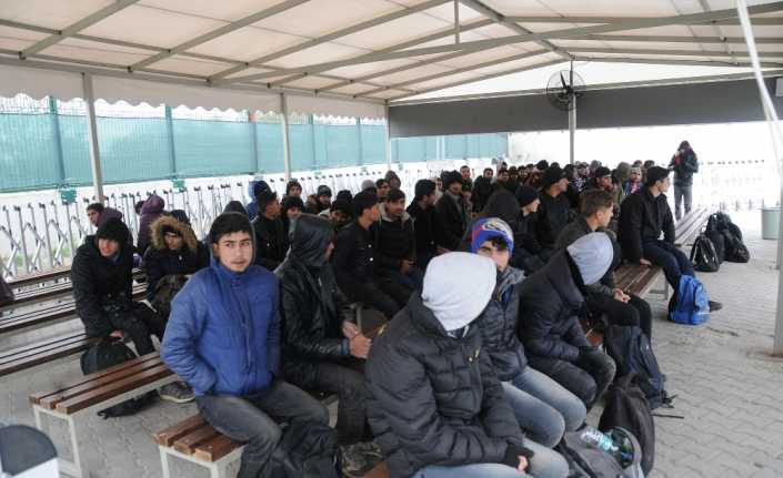 Yasa dışı yollardan Avrupa’ya gitmek isteyen göçmenler, vücutlarında şiddetli darp