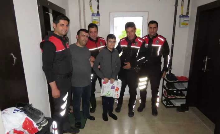 Yunus Timleri Özel Çocuğun Doğum Gününü Kutlayarak Mutluluğuna Ortak Oldu