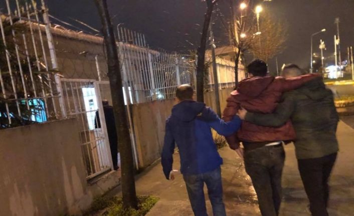 İstanbul Sultangazi’de yürüyüşe çıkan 2 genç, cep telefonlarını gasp etmek