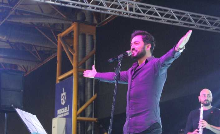 Kocaeli’de düzenlenen Gümüşhane Tanıtım Günleri’nde sahne alan ünlü şarkıcı Yusuf