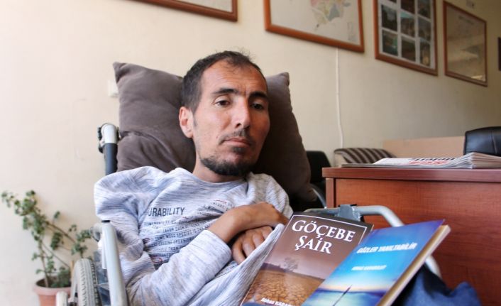 Siirt’te yüzde 90 bedensel engelli olmasına rağmen İngilizce öğrenip, kitap