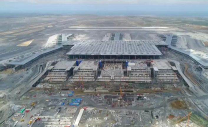 3. Havalimanı inşaatı çalışmalarında Ana Terminal binası çatısı tamamlanırken ince