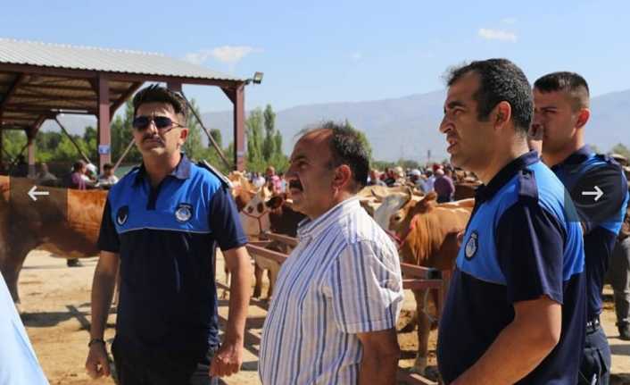 Erzincan Belediyesi Zabıta Müdürlüğü ekipleri bayram öncesi hayvan pazarında denetlemelerini