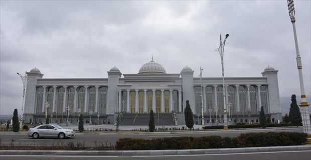 Zarafet ve ihtişamıyla binlerce yıllık geçmişe sahip Türkmen halıları, dünyanın