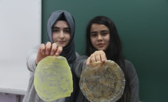 Elazığ’da iki öğrenci, doğada 400-500 yıl kalan zararlı plastiklerin yerine,