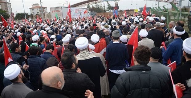 Türkiye'nin çeşitli kentlerinden Kilis'e gelen Milli Mutabakat Platformu üyesi yaklaşık