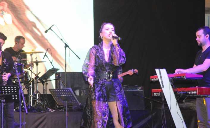 Kilis’te, Yöresel Ürünler ve Zeytinyağı Festivali’nin kapanışında şarkıcı Tuğba Yurt