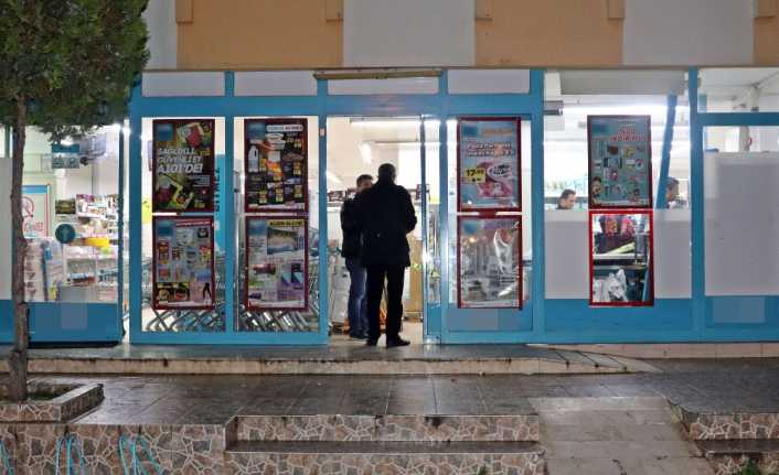 Antalya’da zincir markete giren kasklı gaspçı, bıçak tehdidiyle kasayı boşalttırıp,