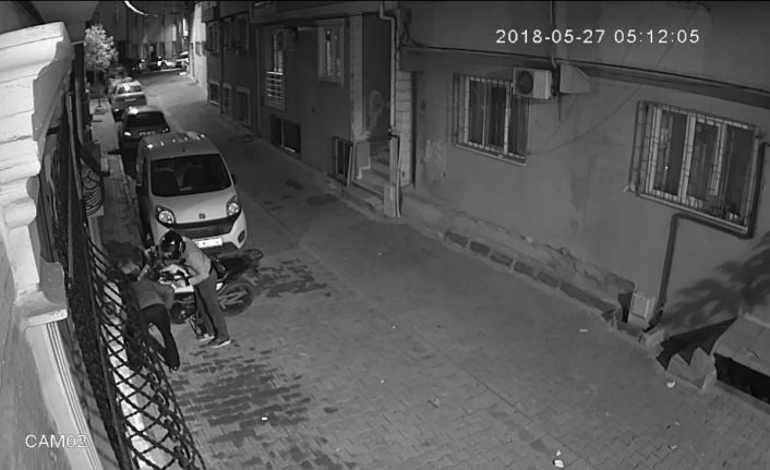 İstanbul Kağıthane’de kasklı 2 hırsız, motosikletle sabaha karşı geldikleri sokakta