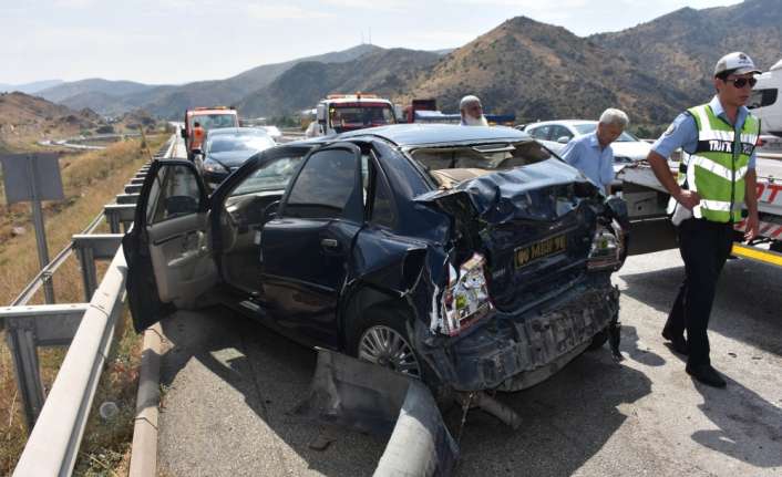 Kırıkkale’de tır ile 3 otomobilin karıştığı zincirleme trafik kazasında 1’i