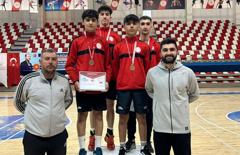 Ağrı’da düzenlenen Liseli Gençler Badminton Gurup Şampiyonasında Erzincan’ın bayanlarda iki