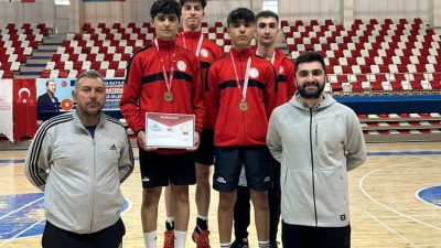 Ağrı’da düzenlenen Liseli Gençler Badminton Gurup Şampiyonasında Erzincan’ın bayanlarda iki