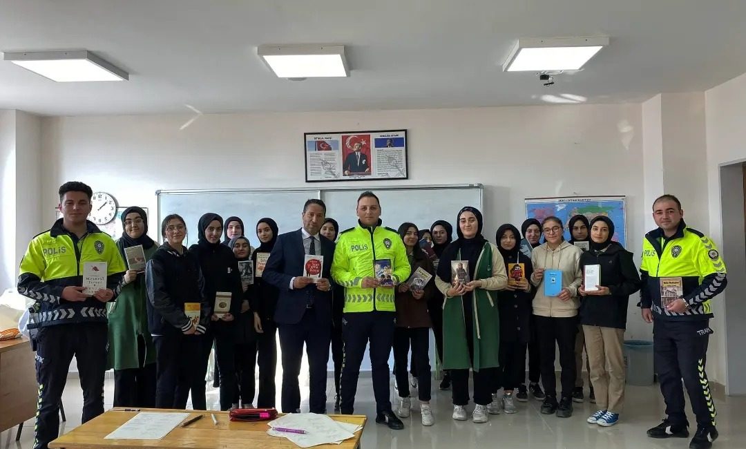 Erzincan’ın Refahiye ilçesinde trafik polisleri ortaöğretim düzeyinde eğitim gören öğrencilere