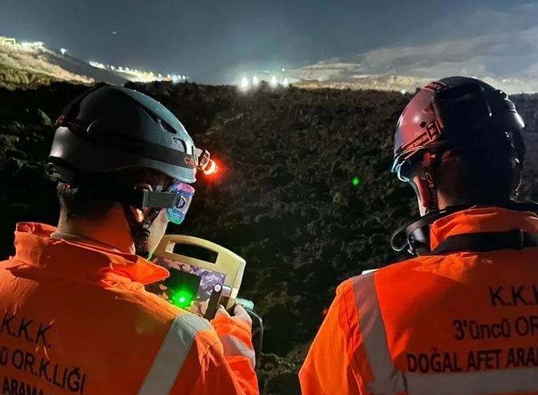3’üncü Ordu Komutanlığı kurtarma çalışmaları yürütüyor