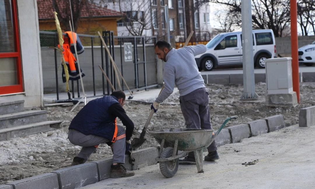 Erzincan Belediyesi, kaldırım ve yol bakım çalışmalarına devam ediyor