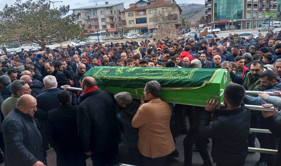 Gözyaşları Arasında Son Yolculuğuna Uğurlandı Erzincan'da oynadıkları tabancanın ateş alması sonucu hayatını kaybeden Haktan Şahin