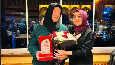 Erzincan’da emekli olan 65 yaşındaki öğretmen Gönül Seçkin’e öğrencileri tarafından